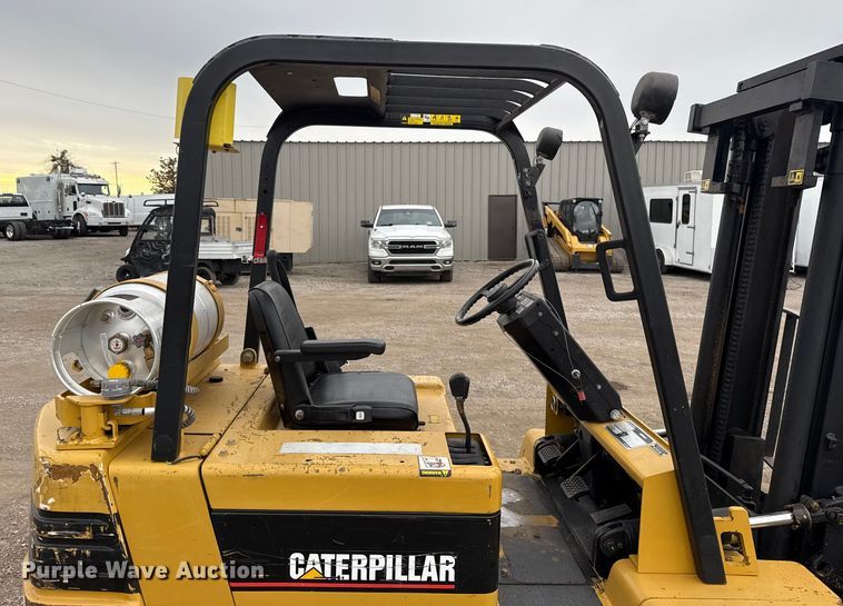 image for item EG1882 1993 Caterpillar V40E forklift