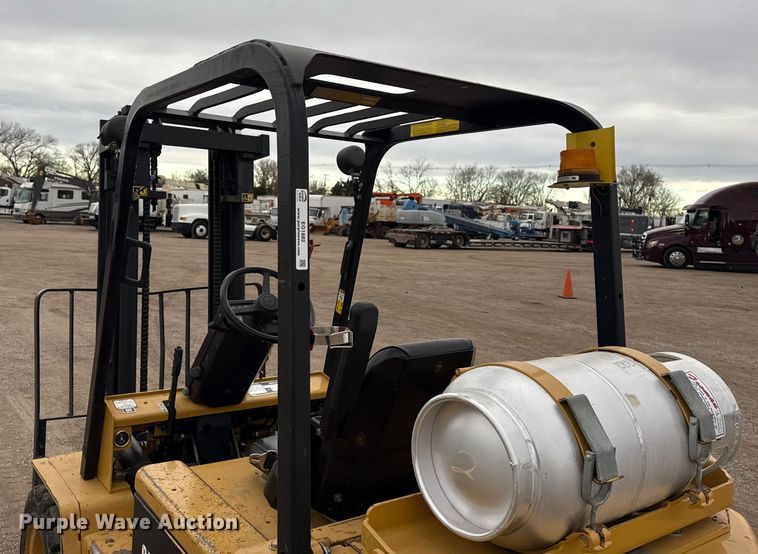 image for item EG1882 1993 Caterpillar V40E forklift