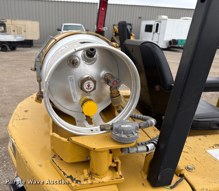 image for item EG1882 1993 Caterpillar V40E forklift