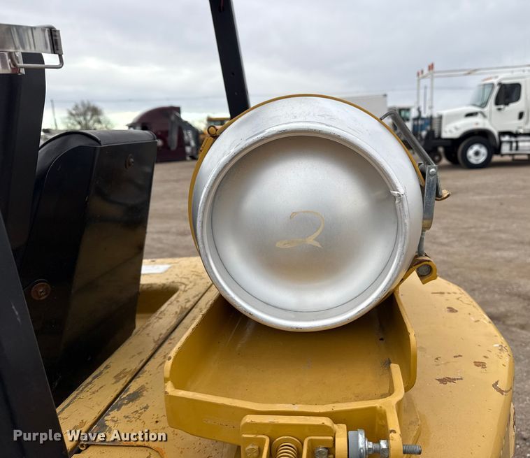 image for item EG1882 1993 Caterpillar V40E forklift