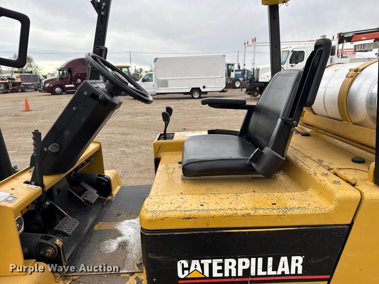 image for item EG1882 1993 Caterpillar V40E forklift