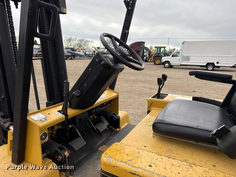 image for item EG1882 1993 Caterpillar V40E forklift