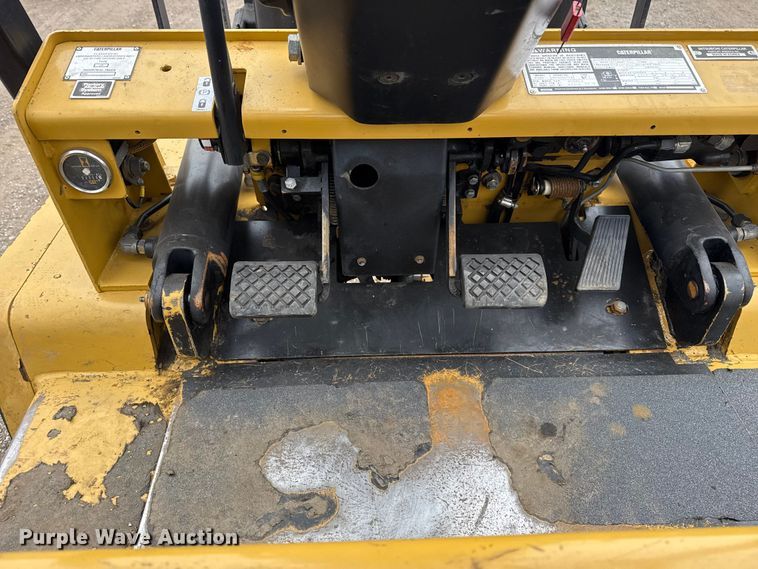 image for item EG1882 1993 Caterpillar V40E forklift