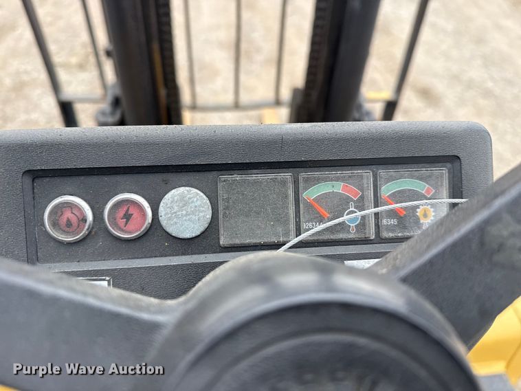 image for item EG1882 1993 Caterpillar V40E forklift