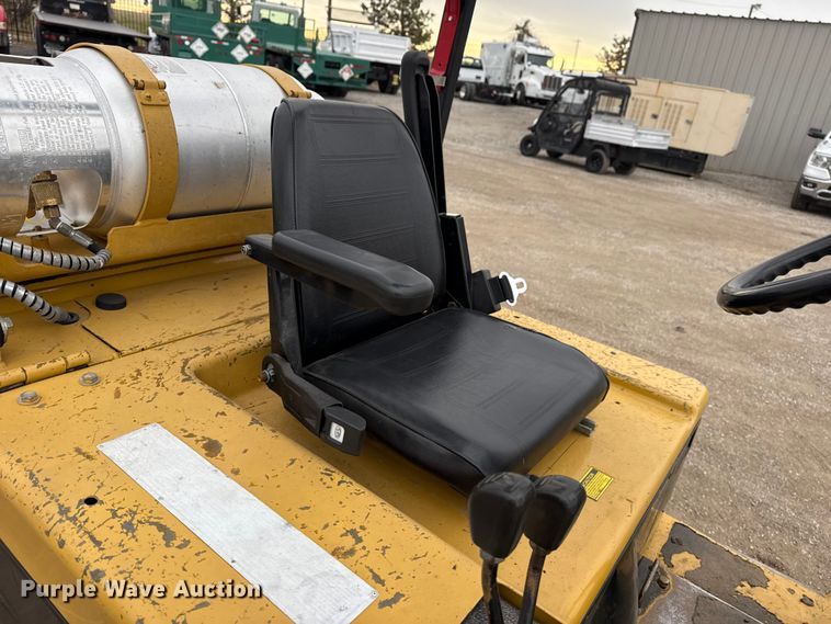 image for item EG1882 1993 Caterpillar V40E forklift