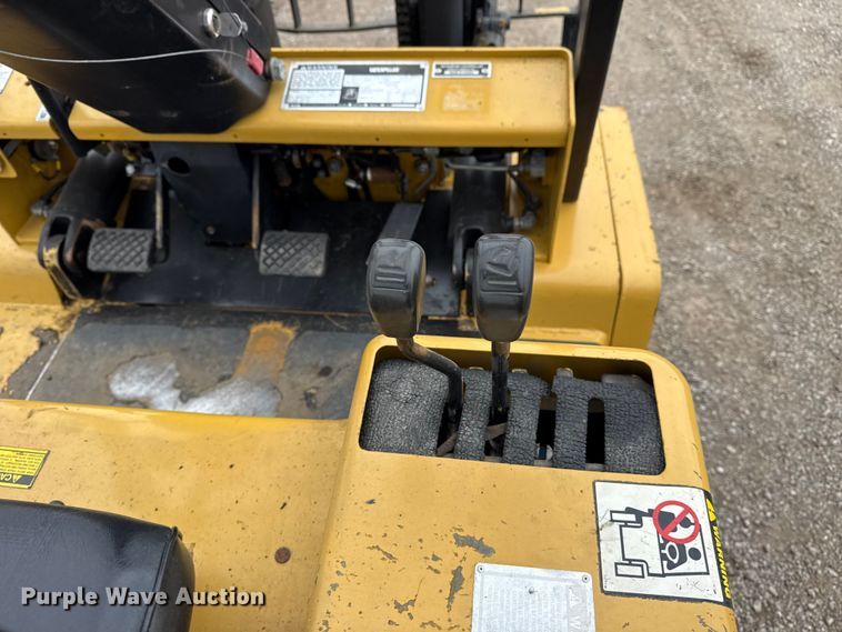 image for item EG1882 1993 Caterpillar V40E forklift