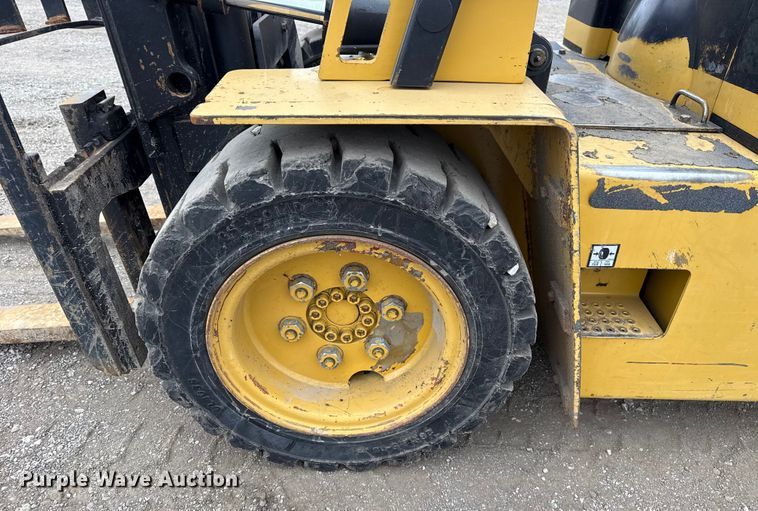 image for item EG1882 1993 Caterpillar V40E forklift