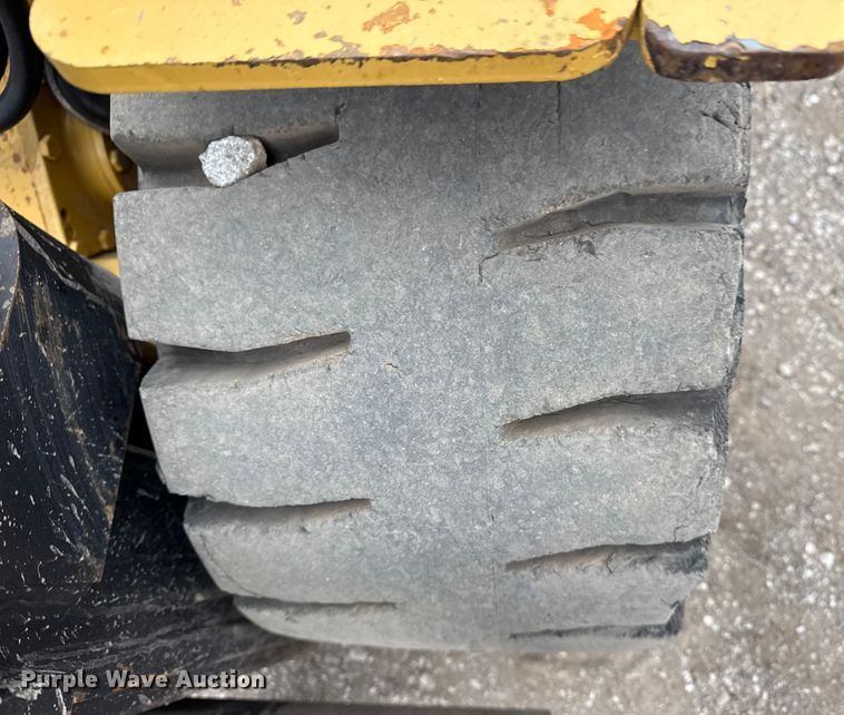 image for item EG1882 1993 Caterpillar V40E forklift