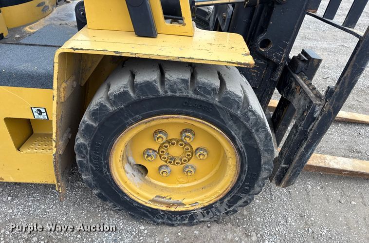 image for item EG1882 1993 Caterpillar V40E forklift