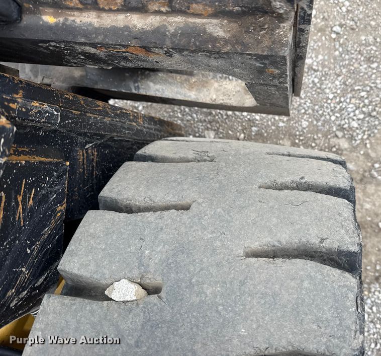 image for item EG1882 1993 Caterpillar V40E forklift