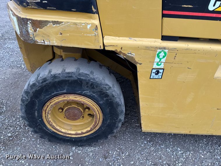 image for item EG1882 1993 Caterpillar V40E forklift