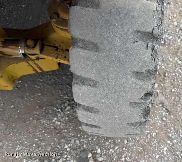 image for item EG1882 1993 Caterpillar V40E forklift