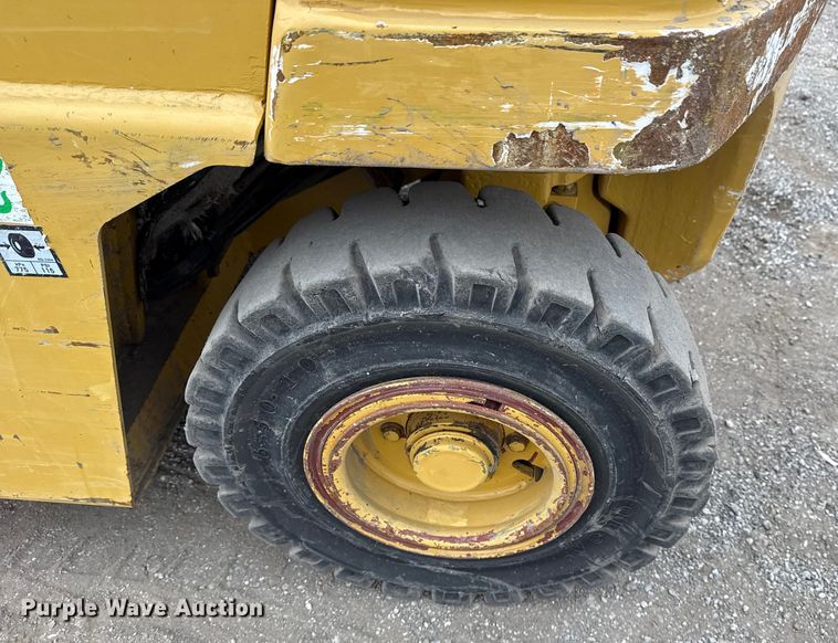 image for item EG1882 1993 Caterpillar V40E forklift