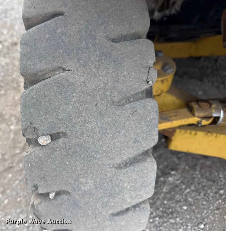 image for item EG1882 1993 Caterpillar V40E forklift