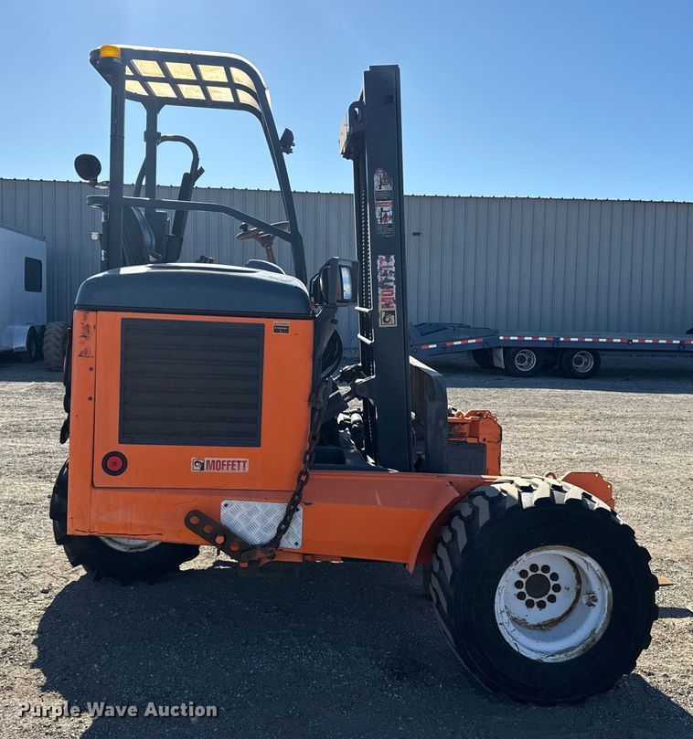 image for item EG1888 2006 Moffett M55 forklift