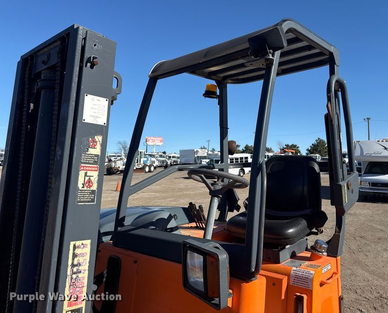 image for item EG1888 2006 Moffett M55 forklift