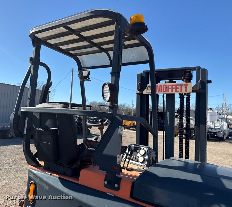image for item EG1888 2006 Moffett M55 forklift