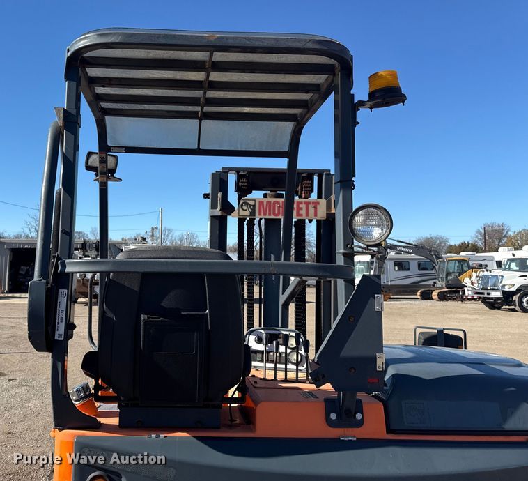 image for item EG1888 2006 Moffett M55 forklift