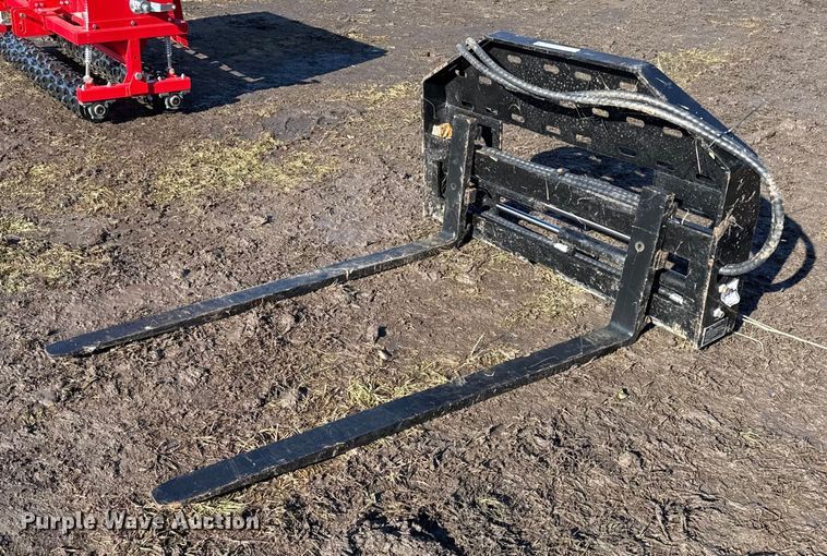 image for item EN0151 2025 Giyi SF60 skid steer forks