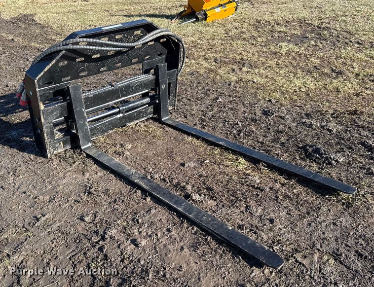 image for item EN0151 2025 Giyi SF60 skid steer forks