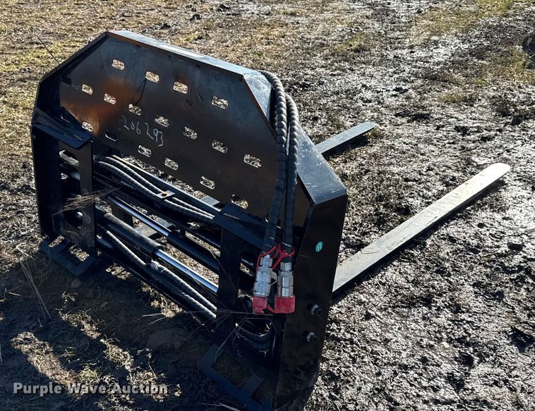 image for item EN0151 2025 Giyi SF60 skid steer forks