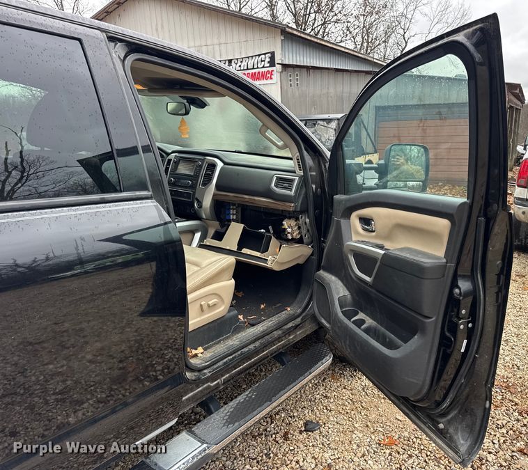 image for item EN0781 2017 Nissan Titan XD Crew Cab pickup truck