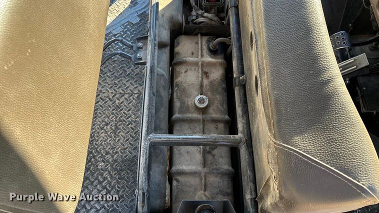 image for item EN5914 2005 Kawasaki Mule 3010 utility vehicle