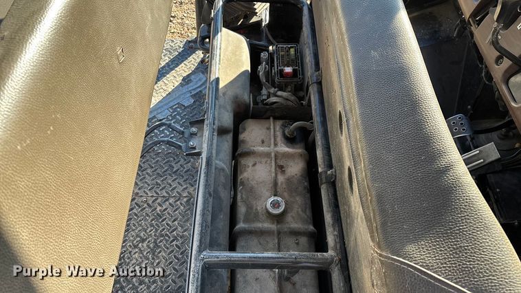 image for item EN5914 2005 Kawasaki Mule 3010 utility vehicle