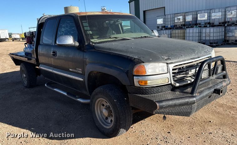 image for item EP2716 2002 GMC Sierra 2500HD Ext. Cab flatbed pickup truck