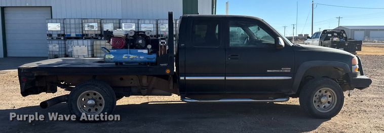 image for item EP2716 2002 GMC Sierra 2500HD Ext. Cab flatbed pickup truck