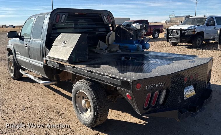 image for item EP2716 2002 GMC Sierra 2500HD Ext. Cab flatbed pickup truck