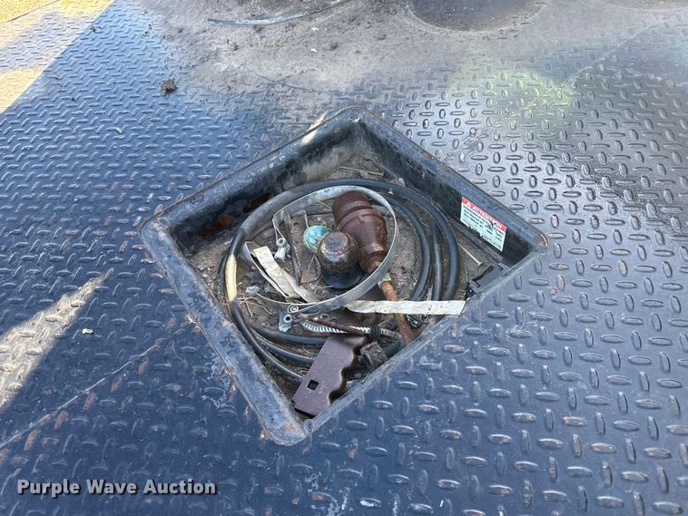 image for item EP2716 2002 GMC Sierra 2500HD Ext. Cab flatbed pickup truck