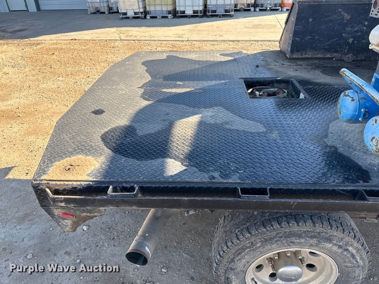 image for item EP2716 2002 GMC Sierra 2500HD Ext. Cab flatbed pickup truck