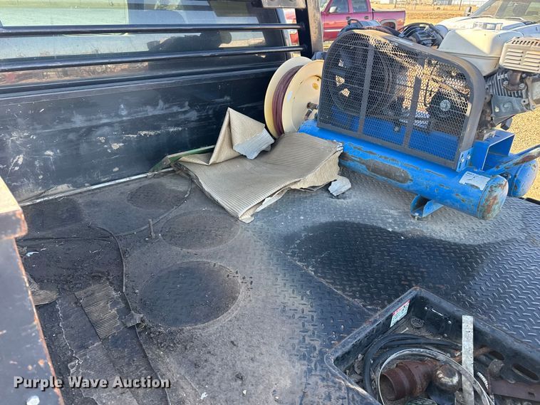 image for item EP2716 2002 GMC Sierra 2500HD Ext. Cab flatbed pickup truck