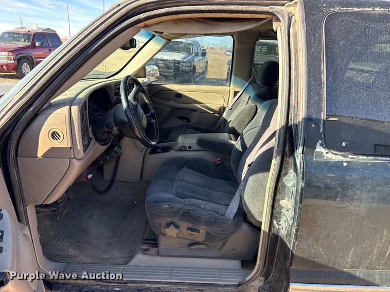 image for item EP2716 2002 GMC Sierra 2500HD Ext. Cab flatbed pickup truck