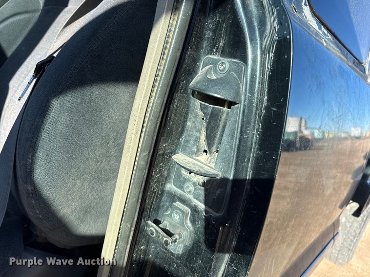 image for item EP2716 2002 GMC Sierra 2500HD Ext. Cab flatbed pickup truck