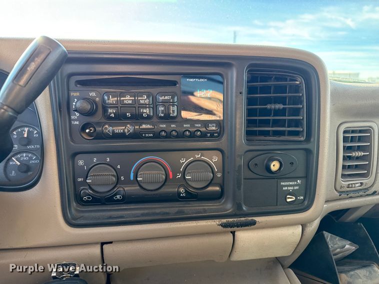 image for item EP2716 2002 GMC Sierra 2500HD Ext. Cab flatbed pickup truck