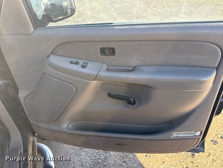 image for item EP2716 2002 GMC Sierra 2500HD Ext. Cab flatbed pickup truck