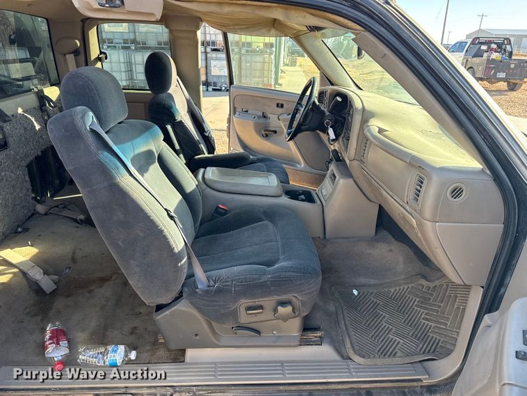 image for item EP2716 2002 GMC Sierra 2500HD Ext. Cab flatbed pickup truck