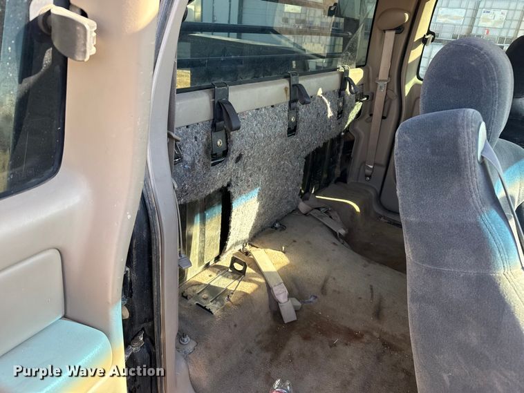 image for item EP2716 2002 GMC Sierra 2500HD Ext. Cab flatbed pickup truck