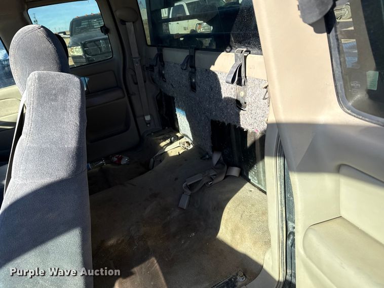 image for item EP2716 2002 GMC Sierra 2500HD Ext. Cab flatbed pickup truck