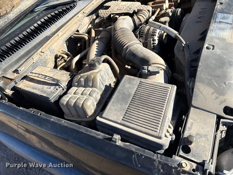 image for item EP2716 2002 GMC Sierra 2500HD Ext. Cab flatbed pickup truck