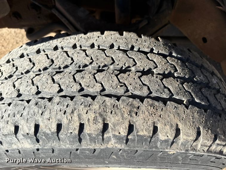 image for item EP2716 2002 GMC Sierra 2500HD Ext. Cab flatbed pickup truck