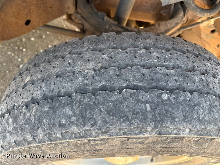 image for item EP2716 2002 GMC Sierra 2500HD Ext. Cab flatbed pickup truck