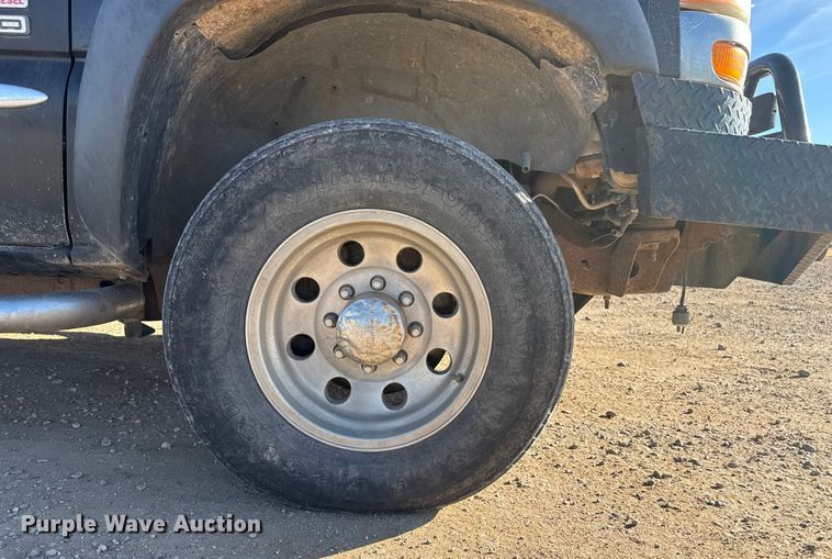 image for item EP2716 2002 GMC Sierra 2500HD Ext. Cab flatbed pickup truck