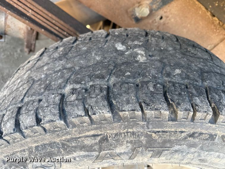 image for item EP2716 2002 GMC Sierra 2500HD Ext. Cab flatbed pickup truck