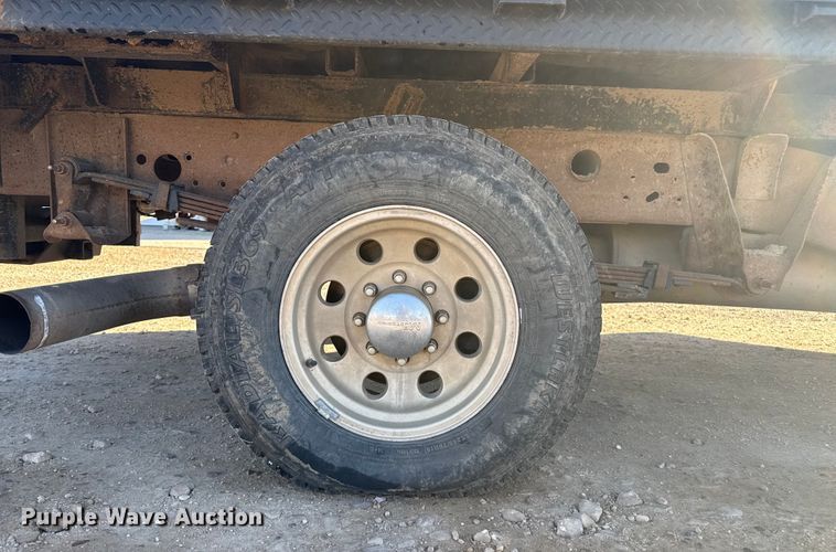 image for item EP2716 2002 GMC Sierra 2500HD Ext. Cab flatbed pickup truck