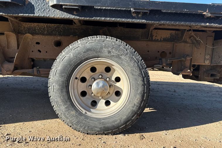 image for item EP2716 2002 GMC Sierra 2500HD Ext. Cab flatbed pickup truck