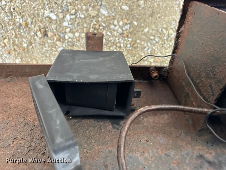 image for item ER0356 2003 JAMAR TA825GS drop deck equipment trailer