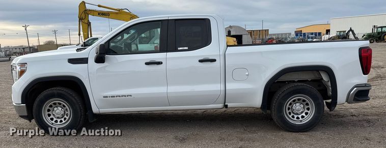 image for item ET4023 2022 GMC Sierra 1500 Double Cab pickup truck